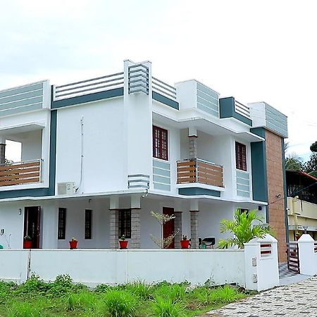 Pullad Villa Aranmula Exterior photo