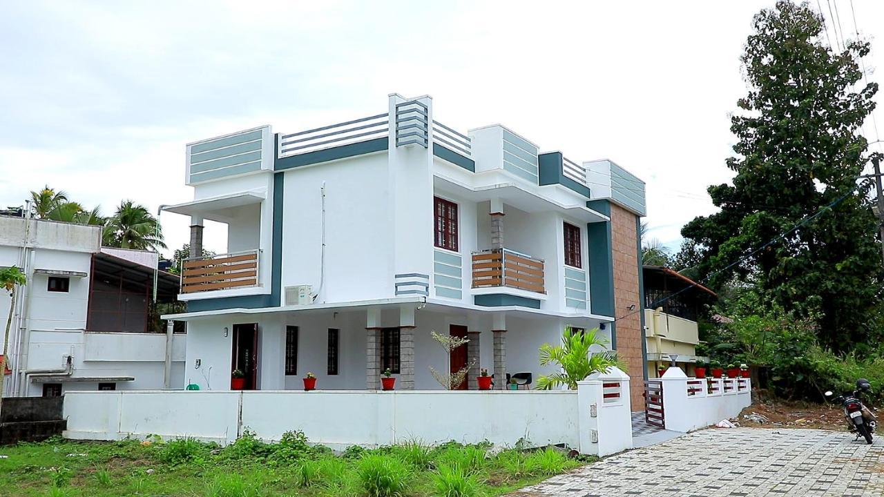 Pullad Villa Aranmula Exterior photo
